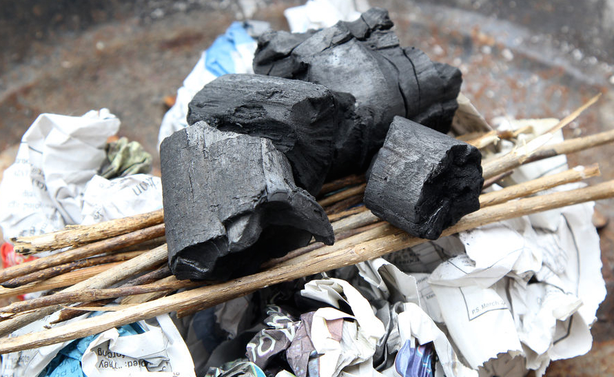 aid8941-900px-Create-a-Strong-Burning-Charcoal-Fire-Without-Lighter-Fluid-Step-10