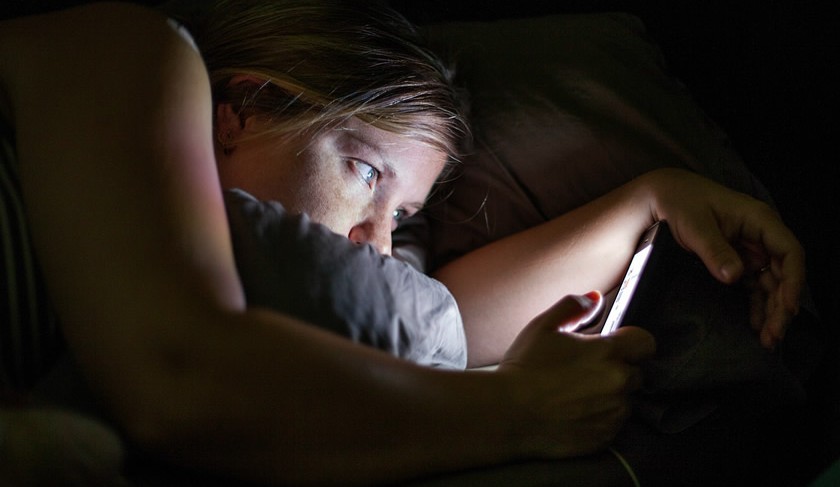 using-mobile-phones-at-night-reduces-our-energy-85-840x487
