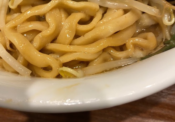 ラーメン雷 東京本丸店の雷そば並の麺とスープ1